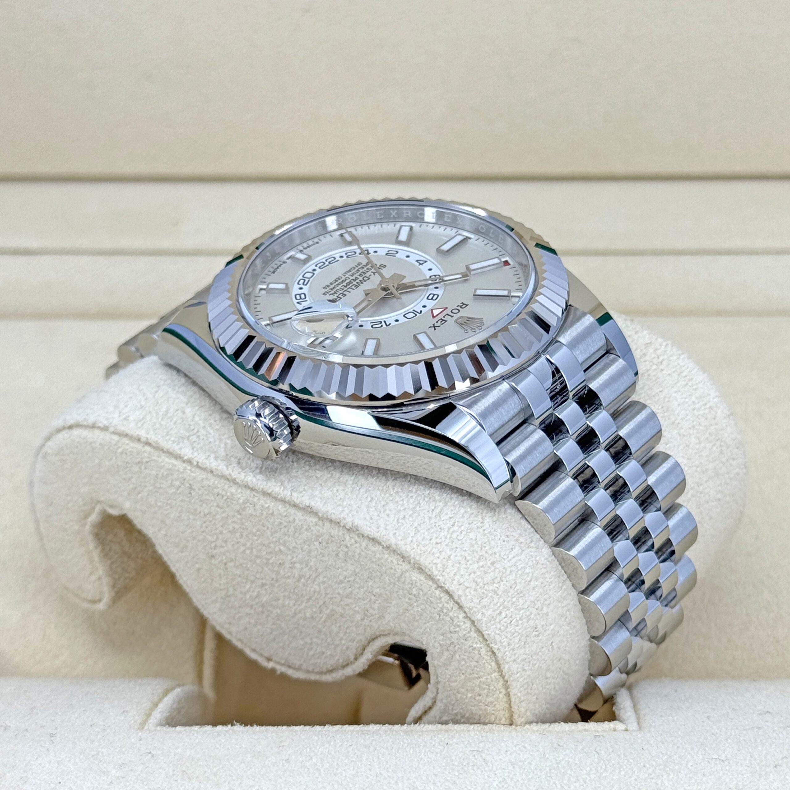 Rolex Sky-Dweller, 42mm, Oystersteel and 18k White Gold, White, Jubilee, Ref# 336934-0004 1:1